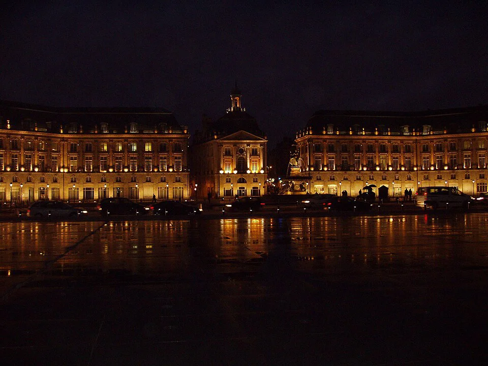 La place de la Bourse de Bordeaux à la tombée de la nuit