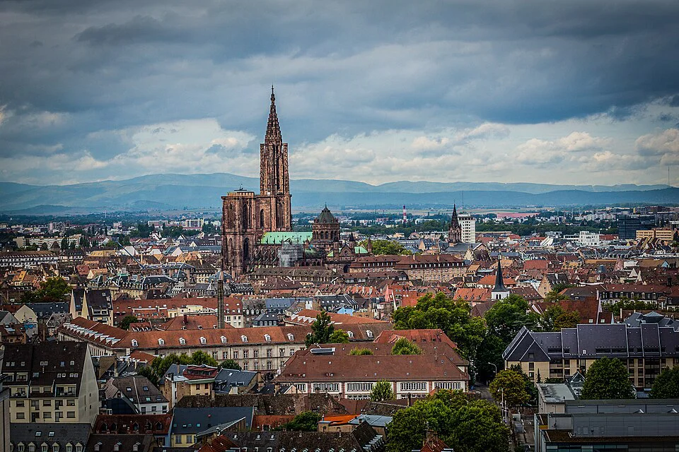 Les toits de Strasbourg et sa cathédrale